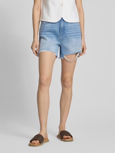 Kobiece model nosi Regular Fit Jeansshorts aus reiner Baumwolle Modell 'SUMMER' von Pieces, denim, efekt znoszenia, 5 kieszeni, splot twill, bawełna; Ganzkörperansicht z przodu.