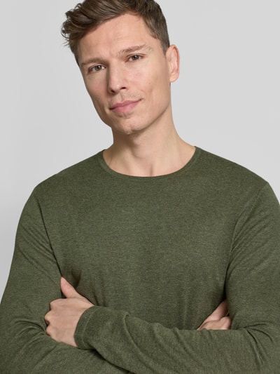 Männermodel trägt Strickpullover mit Rundhalsausschnitt von Christian Berg Men in Olivgrün, reine Baumwolle, Regular Fit, Nahaufnahme Oberkörper.
