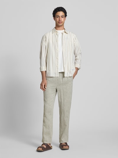 Männermodel trägt Hose aus Leinen-Baumwoll-Mix Modell 'MAXIM' von Blend, Relaxed-Fit in Beige mit elastischem Bund, Ganzkörperansicht von vorne. Bundweite bei Größe M: 42 cm, Innenbeinlänge bei Größe M: 78 cm.