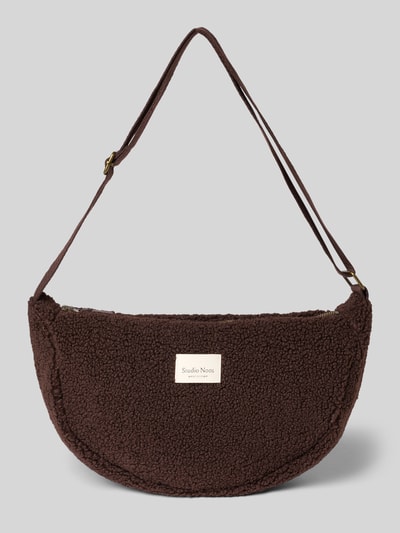 Produktfoto, saszetka nerka 'Bauchtasche aus Teddyfell' von Studio Noos w kolorze ciemnobrązowym, główna przegroda z zamkiem błyskawicznym, regulowany pasek na ramię, przegródka wewnętrzna, szerokość w rozmiarze 1: 39 cm, długość w rozmiarze 1: 22 cm, głębokość w rozmiarze 1: 8 cm, długość paska na ramię w rozmiarze 1: 72 cm, futerko, miękka tekstura