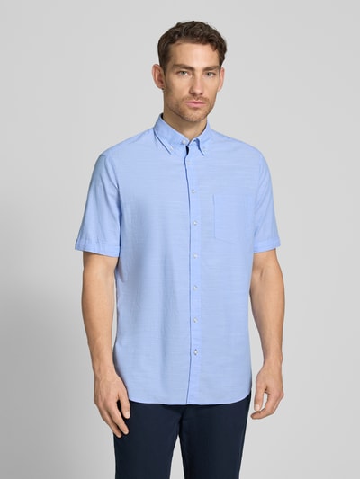 Männermodel trägt Regular Fit Freizeithemd mit Button-Down-Kragen von Christian Berg Men in Hellblau, Reine Baumwolle, Ganzkörperansicht von vorne. Rückenlänge 81 cm, Schulterbreite 48 cm, Ärmellänge 26 cm, kurzärmelig, durchgehende Knopfleiste, Größe M.