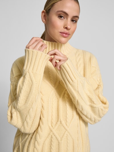 Style Icon Collection Oversized wollen pullover met kabelpatroon en geribde opstaande kraag - curated by Maja Weyhe Pastelgeel - 3