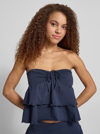 Frauenmodel trägt Bandeau-Top im Stufen-Look mit Schnürung von REVIEW, aus Baumwoll-Elasthan-Mix, Regular-Fit, navy, Nahaufnahme Oberkörper.