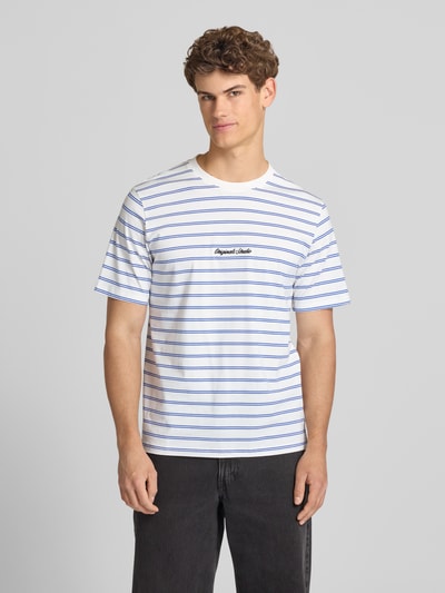 Männermodel trägt T-Shirt mit Streifenmuster und Label-Stitching von Jack & Jones, weiß-blau, Baumwolle, Relaxed Fit, Ganzkörperansicht von vorne.