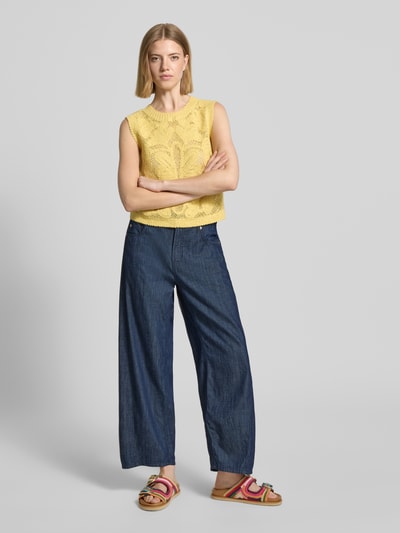 Frauenmodel trägt Barrel Fit Jeans aus reiner Baumwolle Modell 'ORIA' von Cambio in Denim Optik, 5-Pocket-Design, Label-Patch, Ganzkörperansicht von vorne.