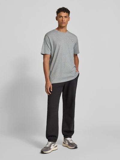 Wood Wood T-Shirt mit Label-Stitching und Rundhalsausschnitt Mittelgrau 1