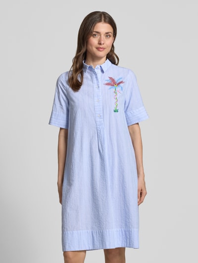 Frauenmodel trägt Knielanges Hemdblusenkleid mit Motiv-Print von Milano Italy aus Reine Baumwolle, Gerader-Schnitt, Knielänge, Knopfleiste, 1/2-Arm, Ganzkörperansicht von vorne.