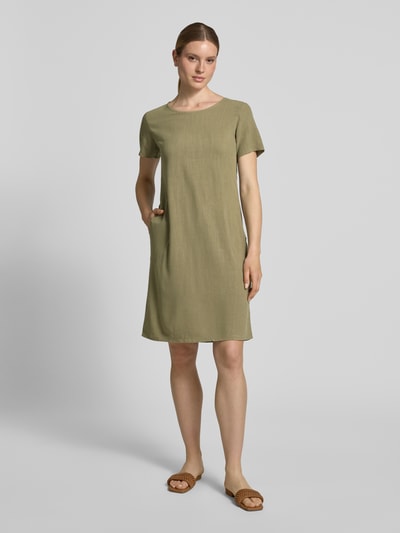 Frauenmodel trägt Relaxed Fit Kleid aus Viskose-Mix Modell 'Tara' von ZABAIONE in Khaki, Kurzärmelig, Rundhalsausschnitt, Ganzkörperansicht von vorne
