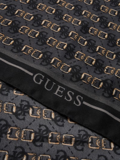 Produktfoto, Szal z nadrukiem z logo, prostokątny kształt, model 'KARNILLA' od Guess, szerokie 60 cm, długość 180 cm, wzór w czerni i beżu