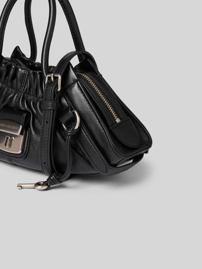 Produktfoto, Shoulder Bag aus echtem Lammleder von Marc Jacobs, Schwarz, Logo-Detail, Raffungen, Hauptfach mit Reißverschluss, schmale Schulterriemen, Maße: 30 cm Breite, 14 cm Länge, 11 cm Tiefe, glatte und geraffte Lederstruktur.