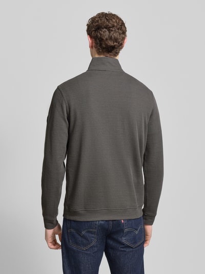 Männermodel trägt Regular Fit Troyer mit Stehkragen und Reißverschluss von Lerros, Baumwoll-Mix, Strukturmuster, Ganzkörperansicht Rückansicht