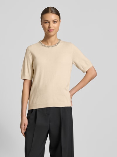 Vrouwenmodel draagt Regular Fit T-shirt met viscose-kasjmier-aandeel Model 'Krissi' van JOOP!, tricotlook, met siersteentjes, ronde hals, halflange mouwen, materiaalmix, elastische boorden, ruglengte 58 cm, mouwlengte 29 cm, effen lichtbeige; voorkant volledig zichtbaar, geheel lichaam van voren.