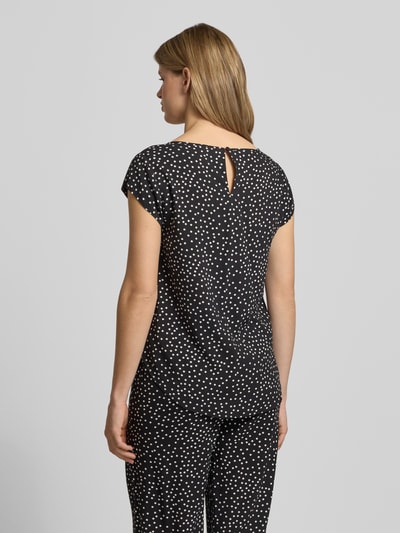 Frauenmodel trägt Regular Fit Blusenshirt aus reiner Viskose Modell 'NOVA' von Only mit Allover-Muster, Rückenausschnitt Tropfen, Ganzkörperansicht Rückansicht.