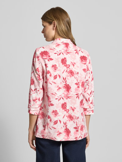 Frauenmodel trägt Regular Fit Longblazer mit Allover-Muster Modell 'BOSELLA' von Pieces, Optik:Allover-Muster, 3/4-Arm, Webstruktur, Ganzkörperansicht Rückansicht.