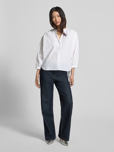 Frauenmodel trägt Bluse mit verdeckter Knopfleiste und verlängertem Rücken von Luisa Cerano in Weiß, Loose Fit, reine Baumwolle, Ganzkörperansicht von vorne.