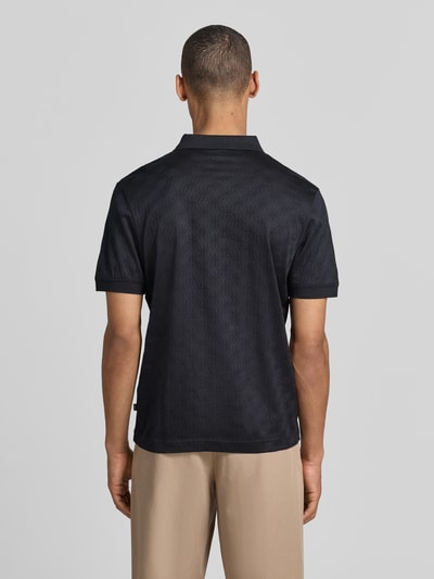 Männermodel trägt Modern Fit Poloshirt mit Strukturmuster Modell 'Roberto' von JOOP! Collection, Reine Baumwolle, Rückenlänge 68 cm, Ganzkörperansicht Rückansicht.