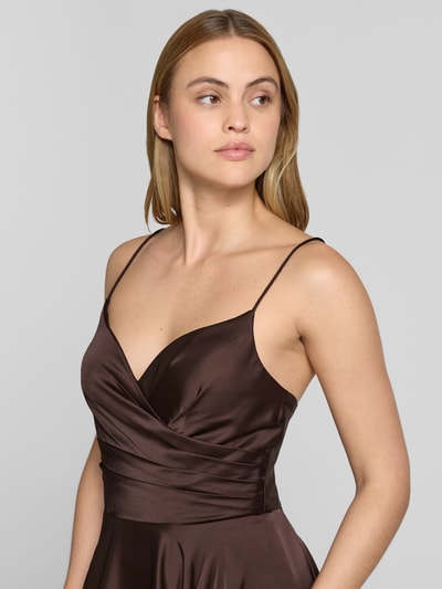Frauenmodel trägt Maxikleid mit rückseitiger Schnürung von Hey Kyla, Material-Mix mit Stretch-Anteil, A-Linie, V-Ausschnitt, Nahaufnahme Oberkörper. Rückenlänge bei Größe 36: 126 cm, Brustweite bei Größe 36: 38 cm.