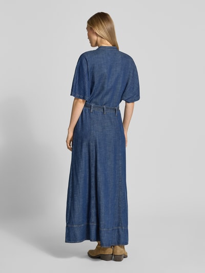 Vrouwenmodel draagt midi-jurk uit lyocellmix model 'Arge' van MOS MOSH in blauw, getailleerd, met stoffen riem, ruglengte 140 cm, borstwijdte 50 cm, mouwlengte 35 cm, logodetail, mix van lyocell en linnen, met korte mouwen, model 'Arge', ganzekörperaanzicht achteraan.