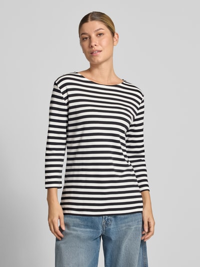 Kobiece modelka nosi Longsleeve im Allover-Look mit 3/4-Arm od Oui, bawełna, krój regular fit, wzór na całej powierzchni, okrągły dekolt, rękaw o dł. 3/4, długość tyłu w rozmiarze 36: 62 cm, widok całej sylwetki z przodu