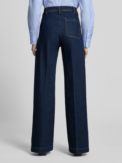 Frauenmodel trägt Wide & Loose Fit Jeans aus Baumwoll-Mix von Polo Ralph Lauren in Dunkelblau, lockere Passform, Ganzkörperansicht Rückansicht. Damen Wide & Loose Fit Jeans von Polo Ralph Lauren.