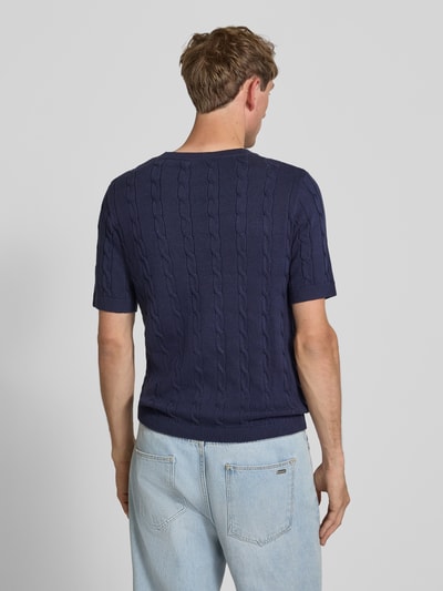 Männermodel trägt Slim Fit T-Shirt in Strick-Optik von REVIEW, reine Baumwolle, dunkelblau, Logo-Stitching, Rückenlänge 59 cm, Ganzkörperansicht Rückansicht.