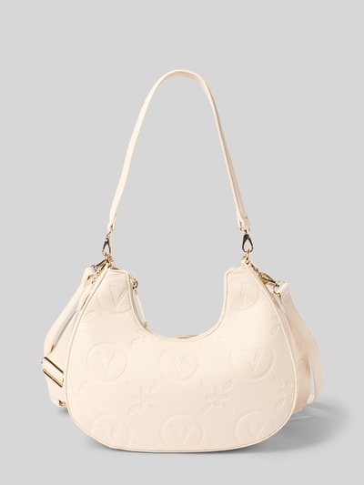 Productfoto, Handtasche mit Label-Details Modell 'SAMBA' van VALENTINO BAGS in lichtbeige, afgeronde vormen, reliëfstructuur, hoofdvak met ritssluiting, handgreep met karabijnsluiting, verstelbare schouderriem 120 cm, binnenvak met ritssluiting, breedte 30 cm, lengte 24 cm, diepte 8 cm