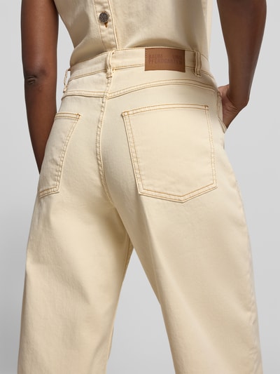Frauenmodel trägt Straight Fit Jeans mit Ziernähten von BAUM & PFERDGARTEN in Beige, 5-Pocket-Design, Baumwoll-Mix, Nahaufnahme Rückansicht.