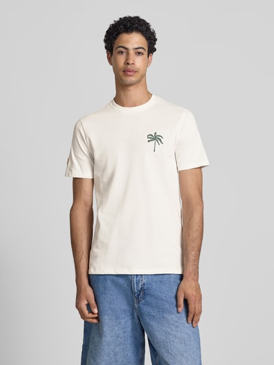 Männermodel trägt weißes T-Shirt mit grünem Motiv-Print Modell 'SUN PALMS' von Blend, reine Baumwolle, Regular Fit, Ganzkörperansicht von vorne.