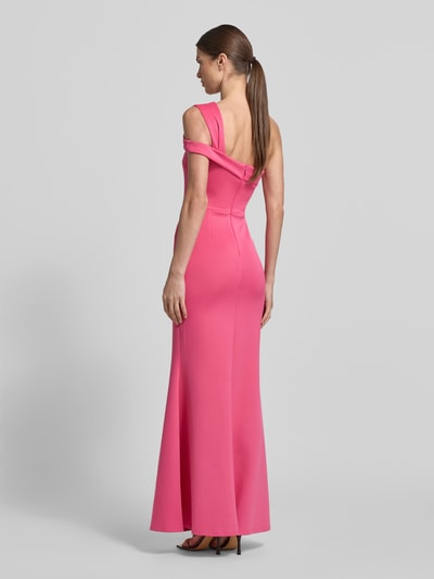 Frauenmodel trägt Slim Fit Abendkleid mit Rafffungen von Lipsy in Pink, Elastischer-Material-Mix, One-Shoulder-Design, Asymmetrisch, Ganzkörperansicht Rückansicht. Rückenlänge 134 cm, Brustweite 38 cm, Größe 36.