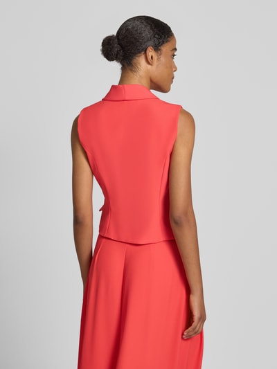 Frauenmodel trägt Weste mit Schalkragen von Rinascimento in Rot, elastischer Material-Mix, taillierte Passform, Rückenansicht Ganzkörperansicht.