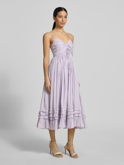 Vrouwenmodel draagt Cocktailkleid mit Spaghettiträgern van LACE & BEADS in lila, katoen, a-lijn, midilang, met draperieën, voorkant volledig zichtbaar, totale lichaamsaanzicht van voren.