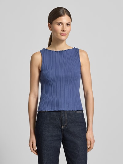 Frauenmodel trägt Stricktop mit Strukturmuster und Rundhalsausschnitt von Scotch & Soda in Blau, Regular Fit, Nahaufnahme Oberkörper.