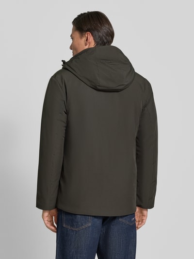 Männermodel trägt Regular Fit Jacke mit Logo-Print von Lindbergh aus elastycznej mieszanki materiałów, kolor ciemnozielony, Ganzkörperansicht Rückansicht. Długość tyłu w rozmiarze M: 74 cm, szerokość ramion w rozmiarze M: 46 cm, szerokość klatki piersiowej w rozmiarze M: 42 cm, długość rękawów w rozmiarze M: 62 cm.