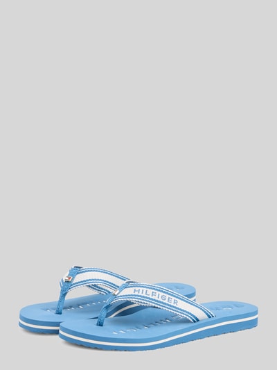 Produktfoto, Zehentrenner mit Logo Details von Tommy Hilfiger in Two-Tone-Optik, flacher Absatzform, Schuhspitze abgerundet.