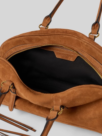 Produktfoto, Pochette aus Leder Modell 'CAPRI' von LIEBESKIND BERLIN in Braun mit goldfarbenem Reißverschluss, schwarze Innentasche, Detailaufnahme.