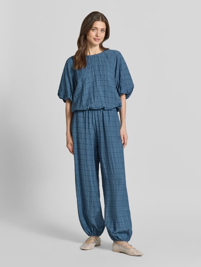 Frauenmodel trägt Stoffhose mit elastischem Bund von Jake*s Casual in Blau, Lockerer-Schnitt, Gesäßtaschen, Ganzkörperansicht von vorne.