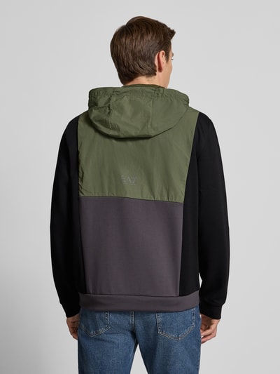 EA7 Emporio Armani Sweatjacke mit Viskose-Anteil im Colour-Blocking-Design Schlamm 5