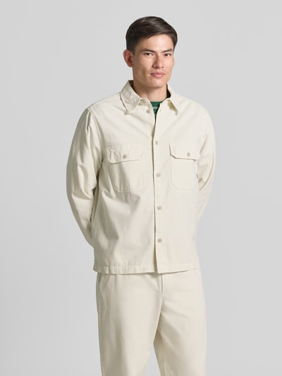Męskamodel nosi Regular Fit Hemdjacke mit Brusttaschen Modell 'Clay' od Wood Wood, kremowy kolor, czysta bawełna, przód, ujęcie całopostaciowe