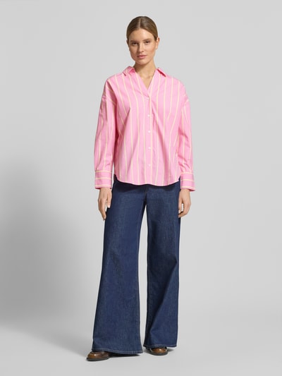 Frauenmodel trägt Relaxed Fit Hemdbluse mit V-Ausschnitt von Lanius, rosa mit weißen Streifen, reine Baumwolle, Ganzkörperansicht von vorne.