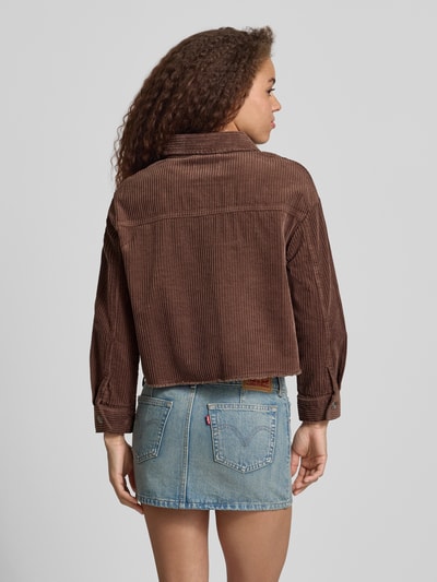Frauenmodel trägt Boxy Fit Cordjacke aus reiner Baumwolle Modell 'MARINA-ENY LIFE' von Only in Braun mit Fransensaum, Rückansicht, Ganzkörperansicht.