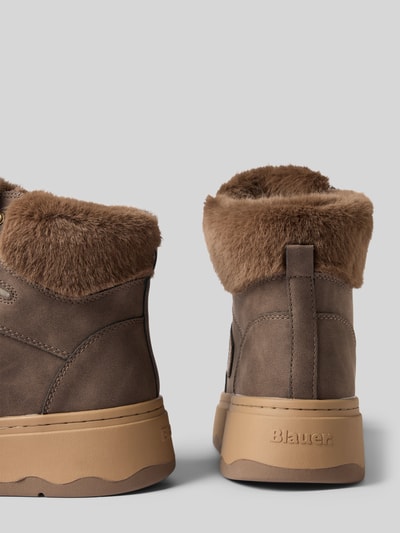 Produktfoto, High Top Sneaker mit Strasssteinbesatz von Blauer USA aus braunem Wildleder, Kunstfellbesatz, strukturierte Plateausohle, neutraler Hintergrund