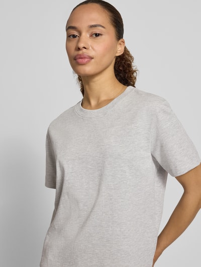 Kobiece modelka nosi damski t-shirt Boxy Fit T-Shirt aus Baumwoll-Viskose-Mix Modell 'ESSENTIAL' von Selected Femme, jasnoszary, gładka struktura, damski t-shirt Selected Femme, zbliżenie na górną część ciała