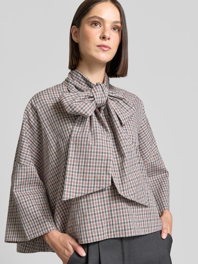 Vrouwenmodel draagt oversized blouse met korte mouwen van katoen model 'KEFIR' van Essentiel Antwerp, Dames Ganzkörperaanzicht van voren.