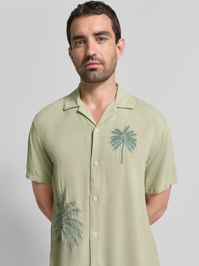 Männermodel trägt Relaxed Fit Freizeithemd aus Viskose mit Stitchings von JACK & JONES, Reverskragen, Knopfleiste, Pastellgrün, Nahaufnahme Oberkörper