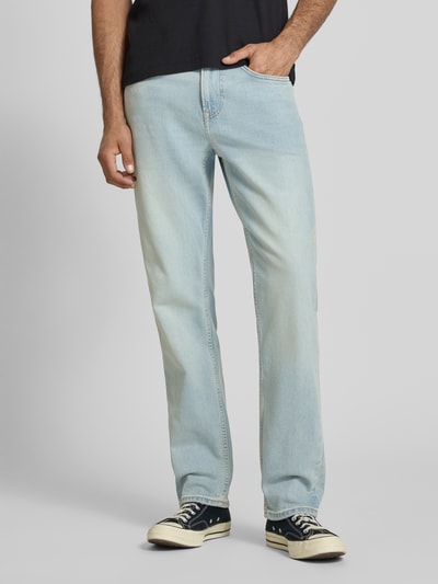 Männermodel trägt Regular Fit Straight Jeans aus Baumwoll-Lyocell-Mix Modell 'CASH' von Pepe Jeans in Denim-Optik, 5-Pocket-Design, Label-Patch und Label-Prägung, Mid Waist Bundhöhe, hellblaue Farbe, Twill Materialverarbeitung, Knopf und verdeckter Reißverschluss, Ganzkörperansicht von vorne.