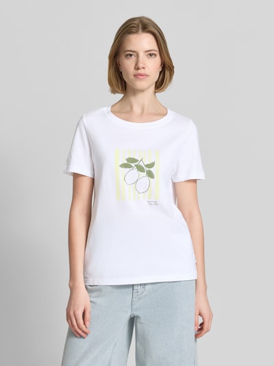 Frauenmodel trägt Regular Fit T-Shirt aus reiner Baumwolle von s.Oliver RED LABEL, Optik: Unifarben, Motiv-Print, Jersey, Ganzkörperansicht von vorne.