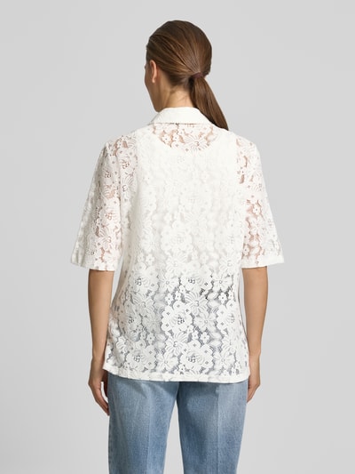 Frauenmodel trägt Regular Fit Bluse aus Baumwoll-Mix Modell 'HONEY' von Vero Moda, Optik: Unifarben, Allover-Muster, Hemdkragen, V-Ausschnitt, einreihige Knopfleiste, Langarm, Material: Baumwoll-Mix, weiße Spitze mit floraler Textur, Ganzkörperansicht Rückansicht.