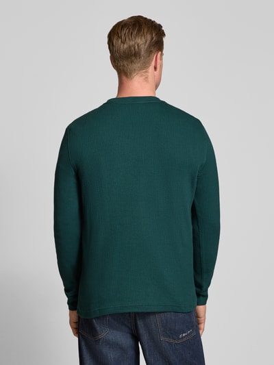 Männermodel trägt Longsleeve mit Ripp-Struktur von MCNEAL in Dunkelgrün, reine Baumwolle, gerader Schnitt, Ganzkörperansicht Rückansicht.