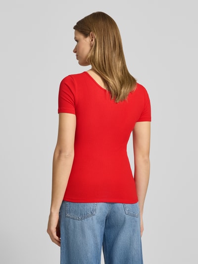 Frauenmodel trägt Slim Fit T-Shirt aus Baumwoll-Mix Modell 'KITTE' von Pieces in Rot, gerippte Textur, Henley, kurzarm, Rückansicht, Ganzkörperansicht.