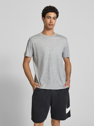 Męski model nosi T-Shirt mit Rundhalsausschnitt im 2er-Pack od CHAMPION, bawełna, krój regular fit, szary melanż, widok całej sylwetki z przodu.